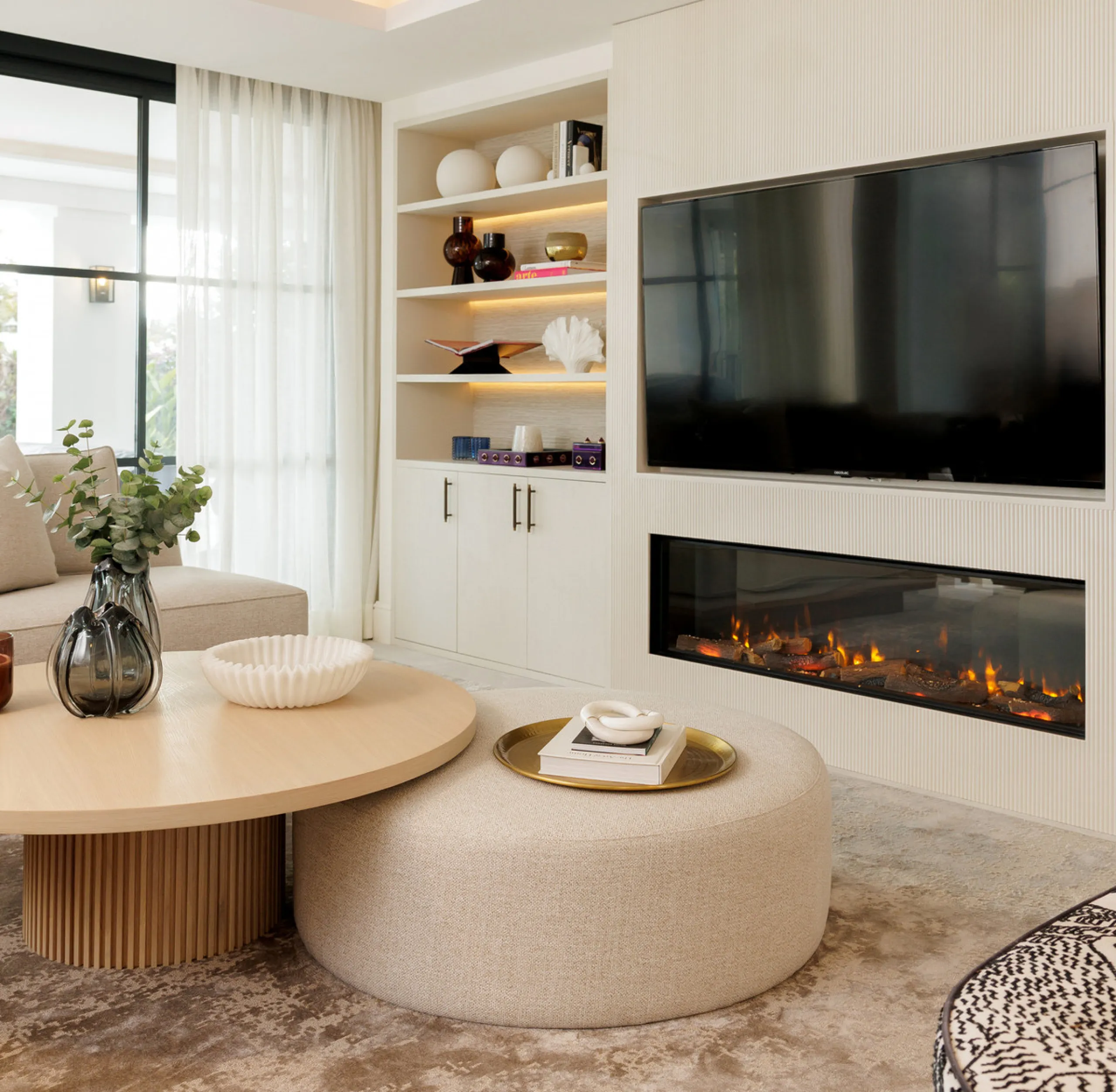 Villa Agata presents a modern Mediterranean home in La Quinta with incredible sea views. Set on a 1,109 m² plot and newly renovated throughout, the villa showcases striking architecture paired with refined interiors by Soledad Merchant. The main living ar