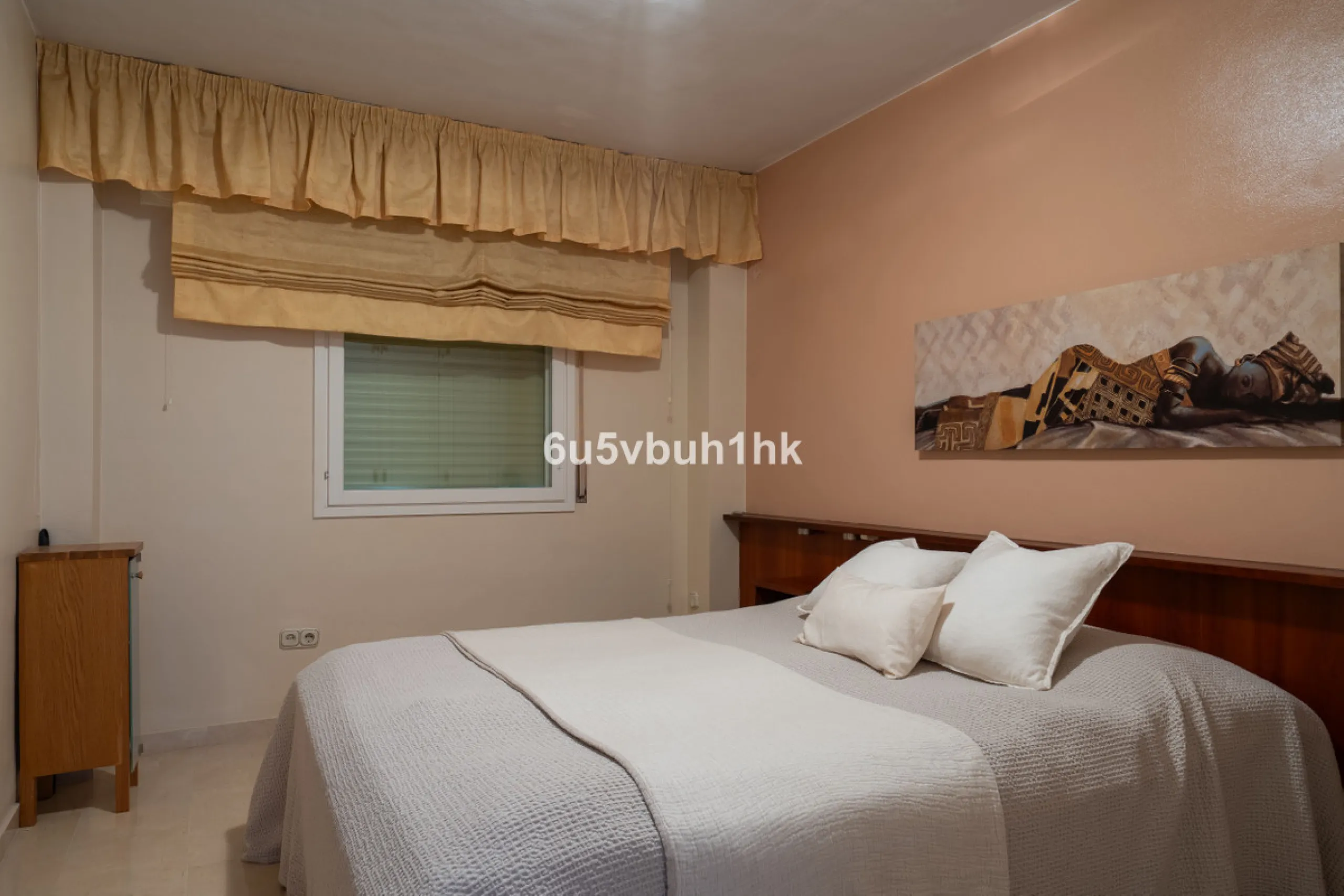 This entire house offers versatile possibilities for personal use, a holiday home, or as an investment opportunity.
