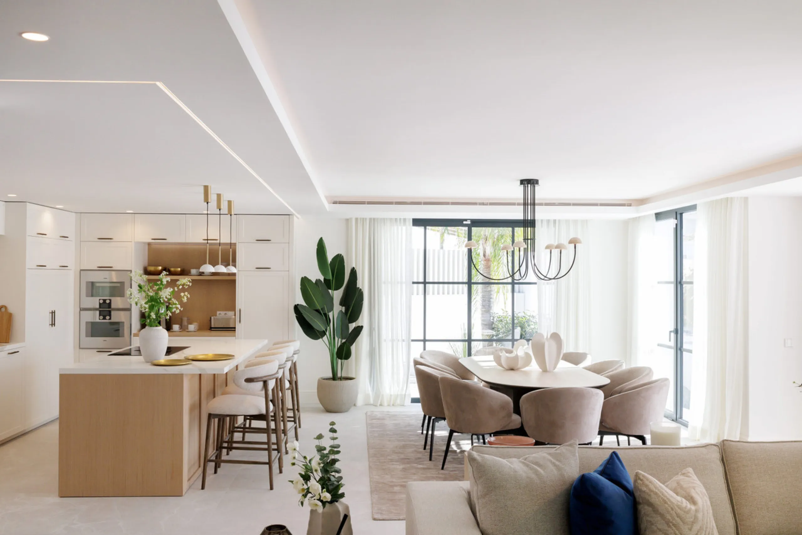 Villa Agata presents a modern Mediterranean home in La Quinta with incredible sea views. Set on a 1,109 m² plot and newly renovated throughout, the villa showcases striking architecture paired with refined interiors by Soledad Merchant. The main living ar