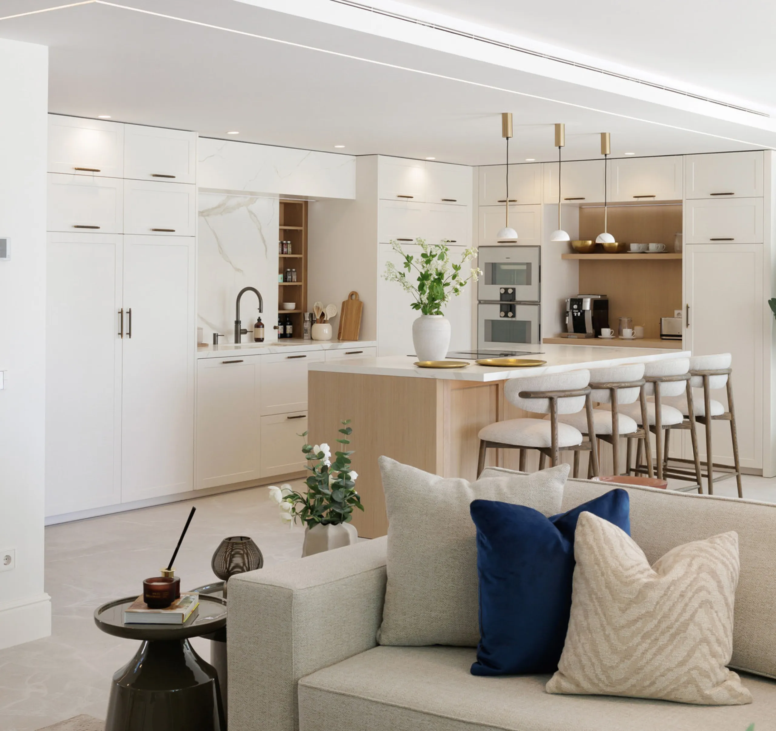 Villa Agata presents a modern Mediterranean home in La Quinta with incredible sea views. Set on a 1,109 m² plot and newly renovated throughout, the villa showcases striking architecture paired with refined interiors by Soledad Merchant. The main living ar