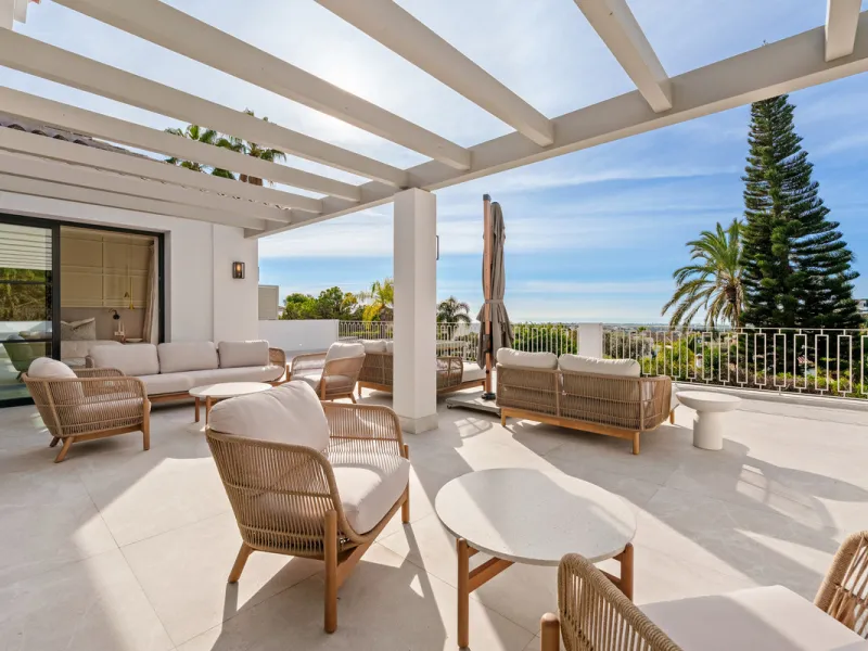 Villa Agata presents a modern Mediterranean home in La Quinta with incredible sea views. Set on a 1,109 m² plot and newly renovated throughout, the villa showcases striking architecture paired with refined interiors by Soledad Merchant. The main living ar