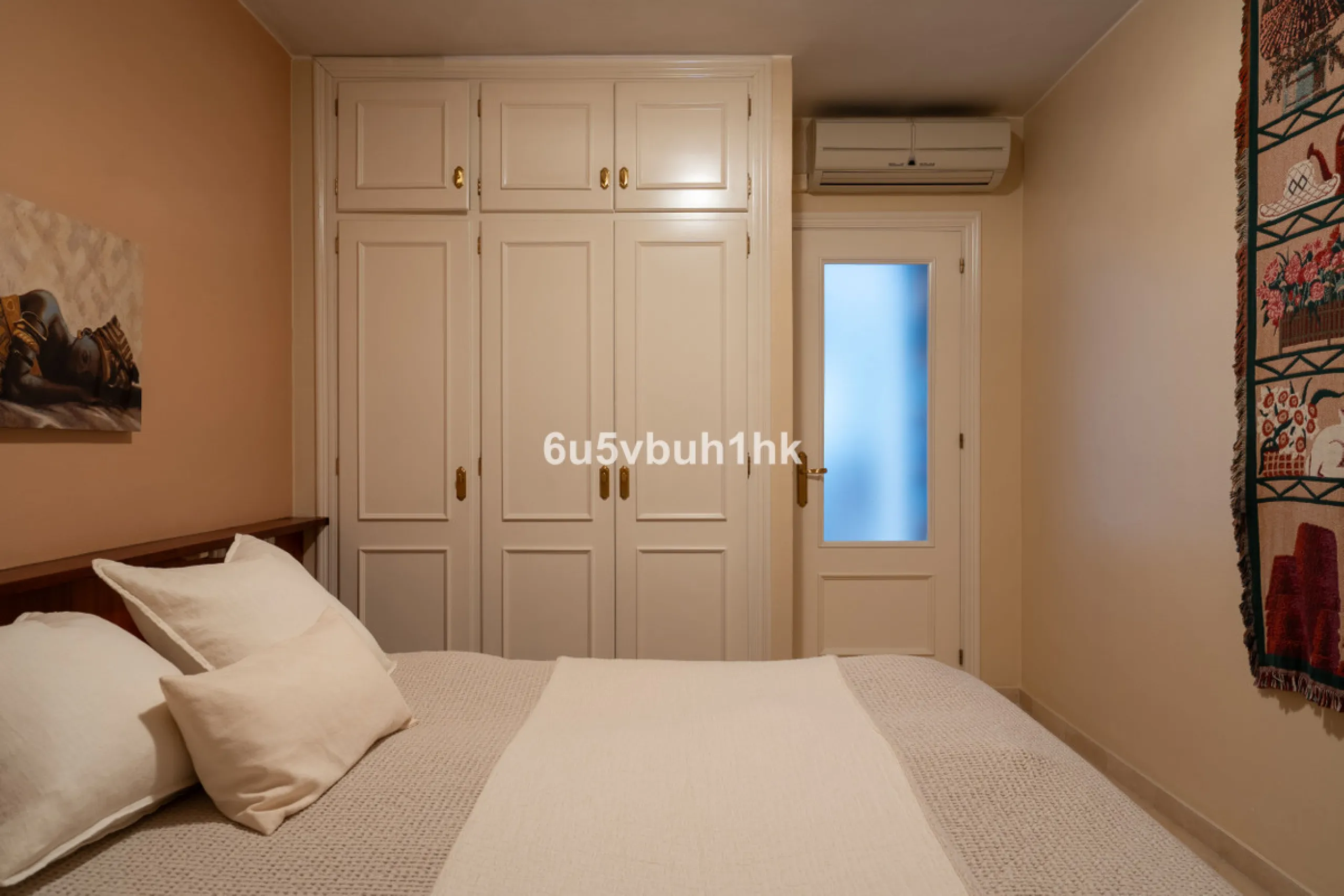 This entire house offers versatile possibilities for personal use, a holiday home, or as an investment opportunity.