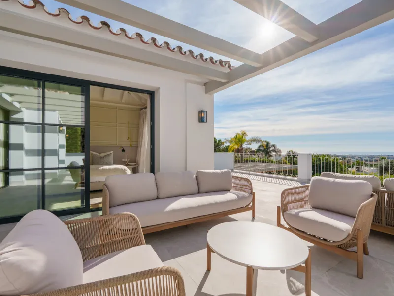 Villa Agata presents a modern Mediterranean home in La Quinta with incredible sea views. Set on a 1,109 m² plot and newly renovated throughout, the villa showcases striking architecture paired with refined interiors by Soledad Merchant. The main living ar