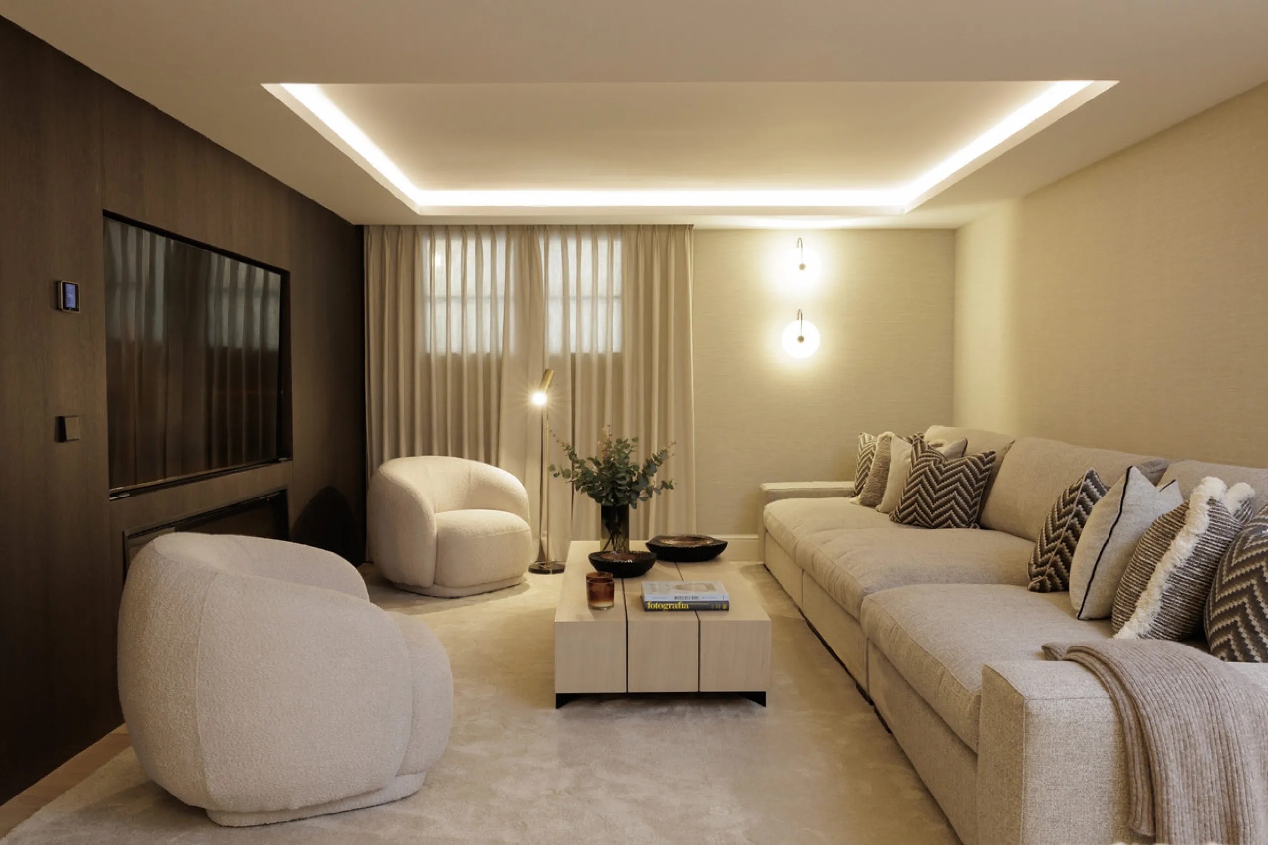 Villa Agata presents a modern Mediterranean home in La Quinta with incredible sea views. Set on a 1,109 m² plot and newly renovated throughout, the villa showcases striking architecture paired with refined interiors by Soledad Merchant. The main living ar