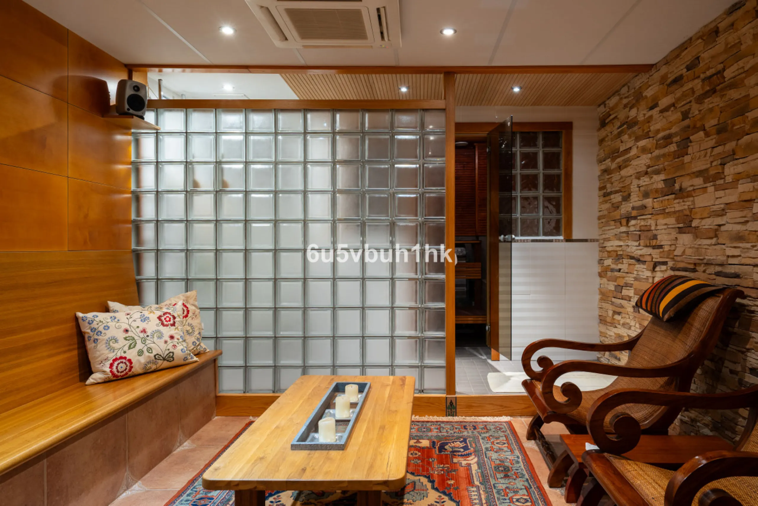 This entire house offers versatile possibilities for personal use, a holiday home, or as an investment opportunity.