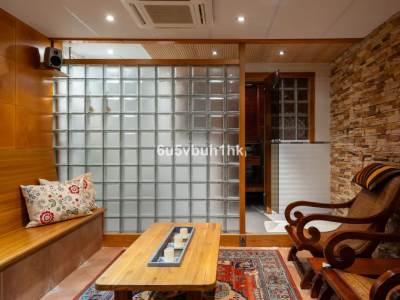 This entire house offers versatile possibilities for personal use, a holiday home, or as an investment opportunity.