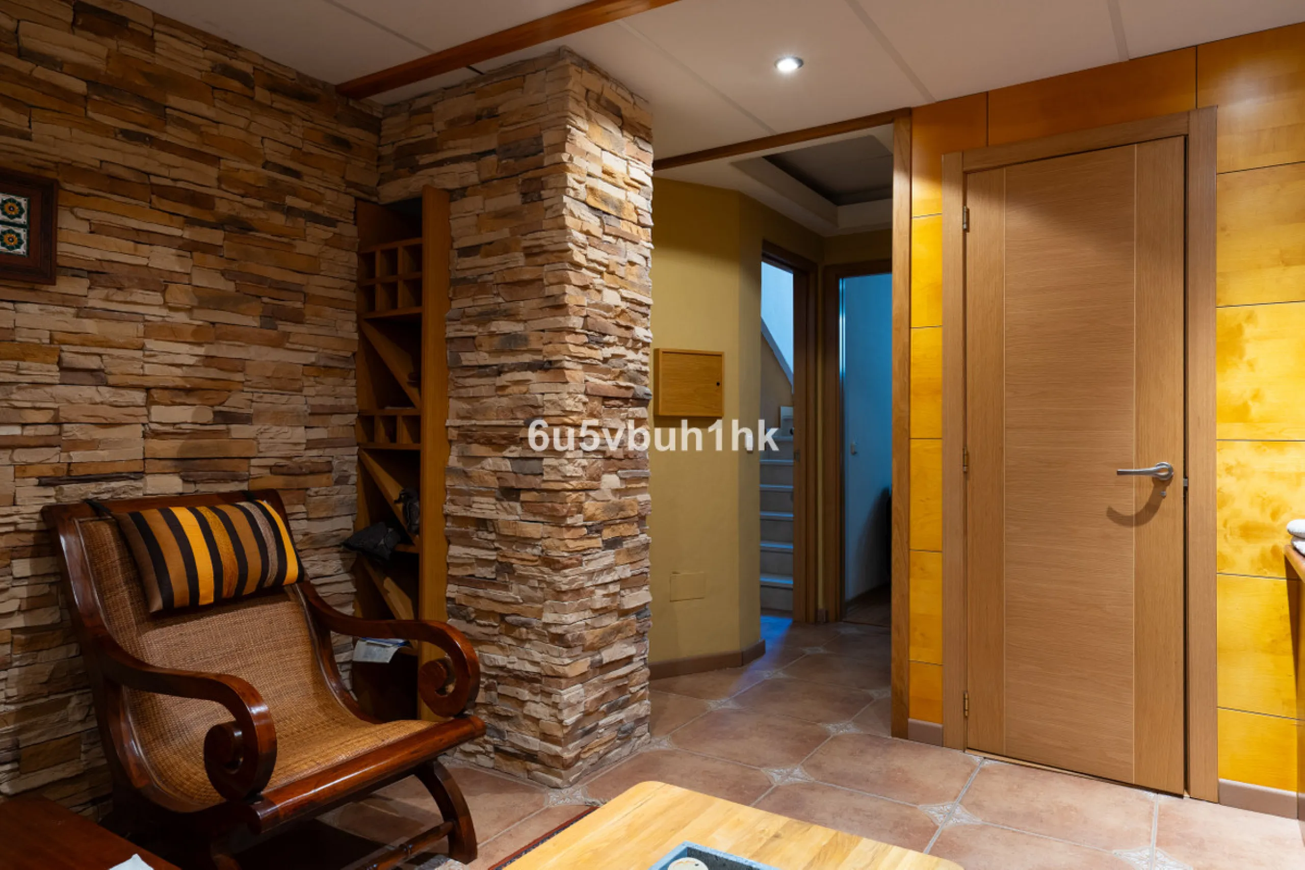 This entire house offers versatile possibilities for personal use, a holiday home, or as an investment opportunity.