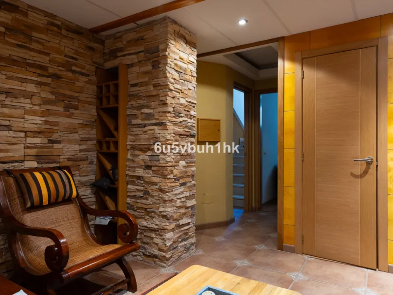 This entire house offers versatile possibilities for personal use, a holiday home, or as an investment opportunity.