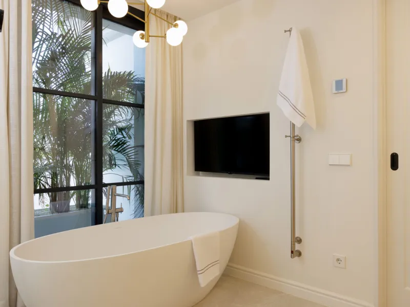 Villa Agata presents a modern Mediterranean home in La Quinta with incredible sea views. Set on a 1,109 m² plot and newly renovated throughout, the villa showcases striking architecture paired with refined interiors by Soledad Merchant. The main living ar