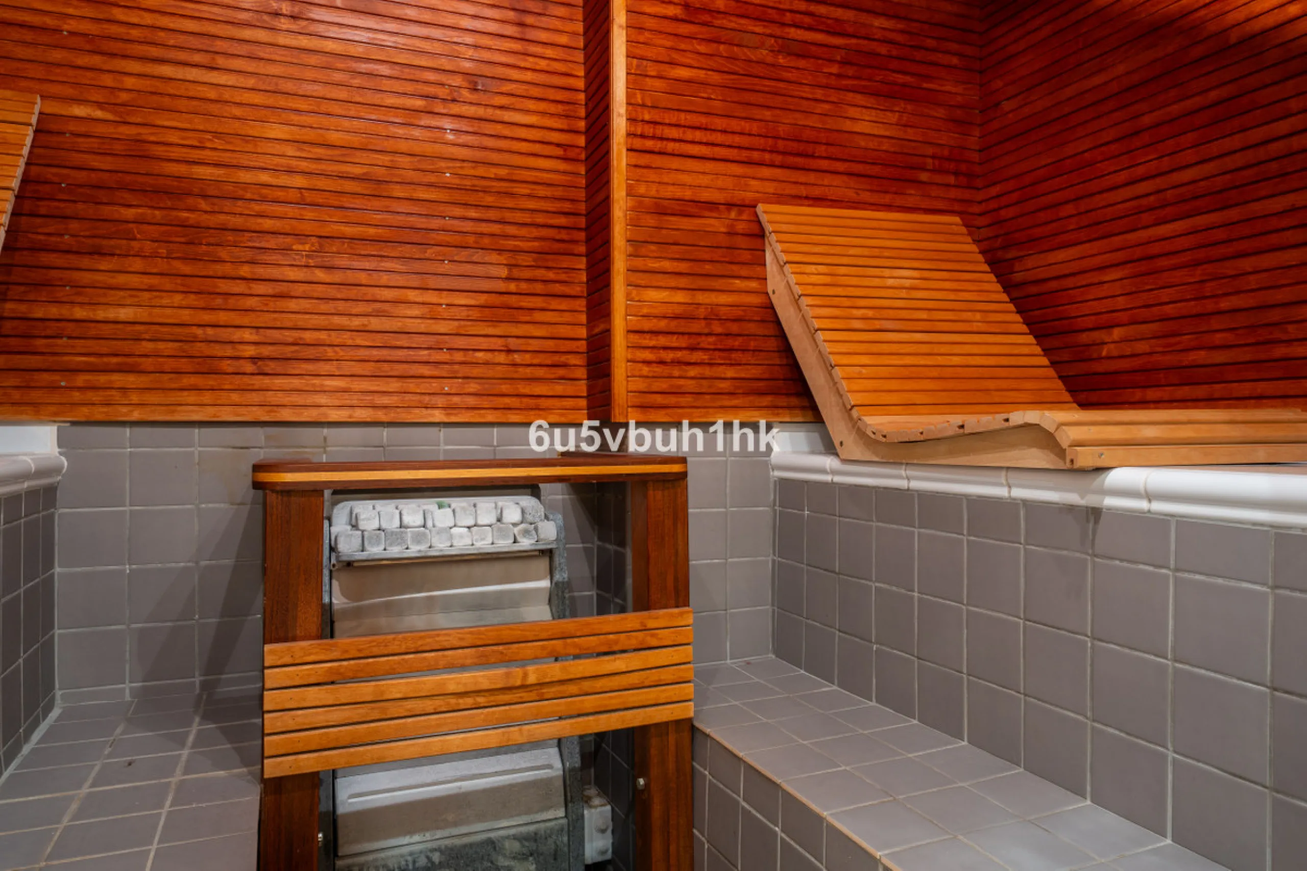 This entire house offers versatile possibilities for personal use, a holiday home, or as an investment opportunity.