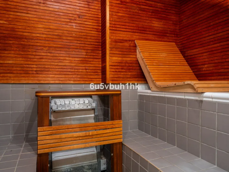 This entire house offers versatile possibilities for personal use, a holiday home, or as an investment opportunity.