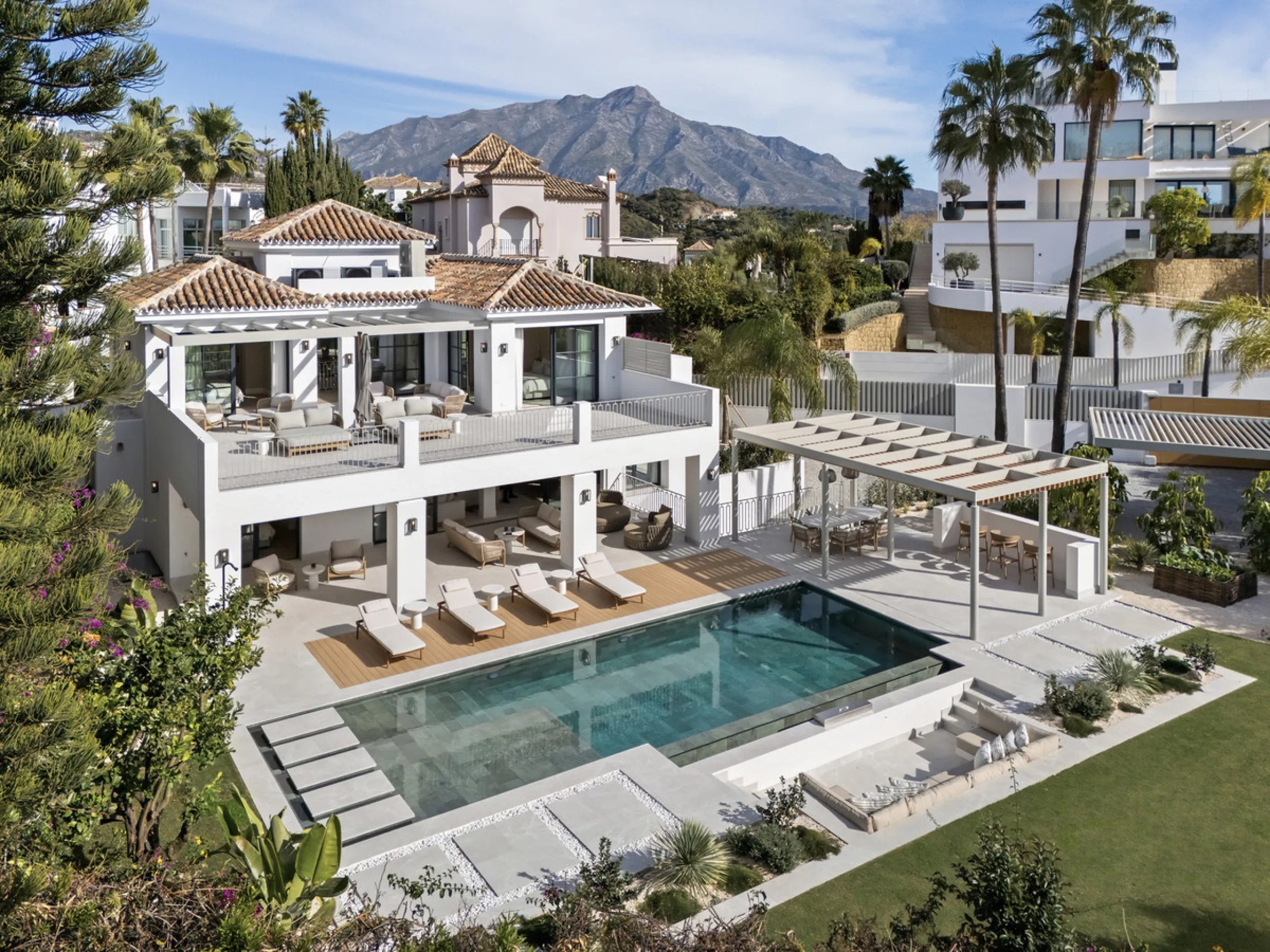 Villa Agata presents a modern Mediterranean home in La Quinta with incredible sea views. Set on a 1,109 m² plot and newly renovated throughout, the villa showcases striking architecture paired with refined interiors by Soledad Merchant. The main living ar