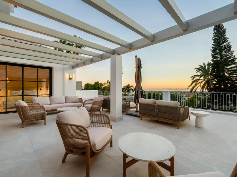 Villa Agata presents a modern Mediterranean home in La Quinta with incredible sea views. Set on a 1,109 m² plot and newly renovated throughout, the villa showcases striking architecture paired with refined interiors by Soledad Merchant. The main living ar
