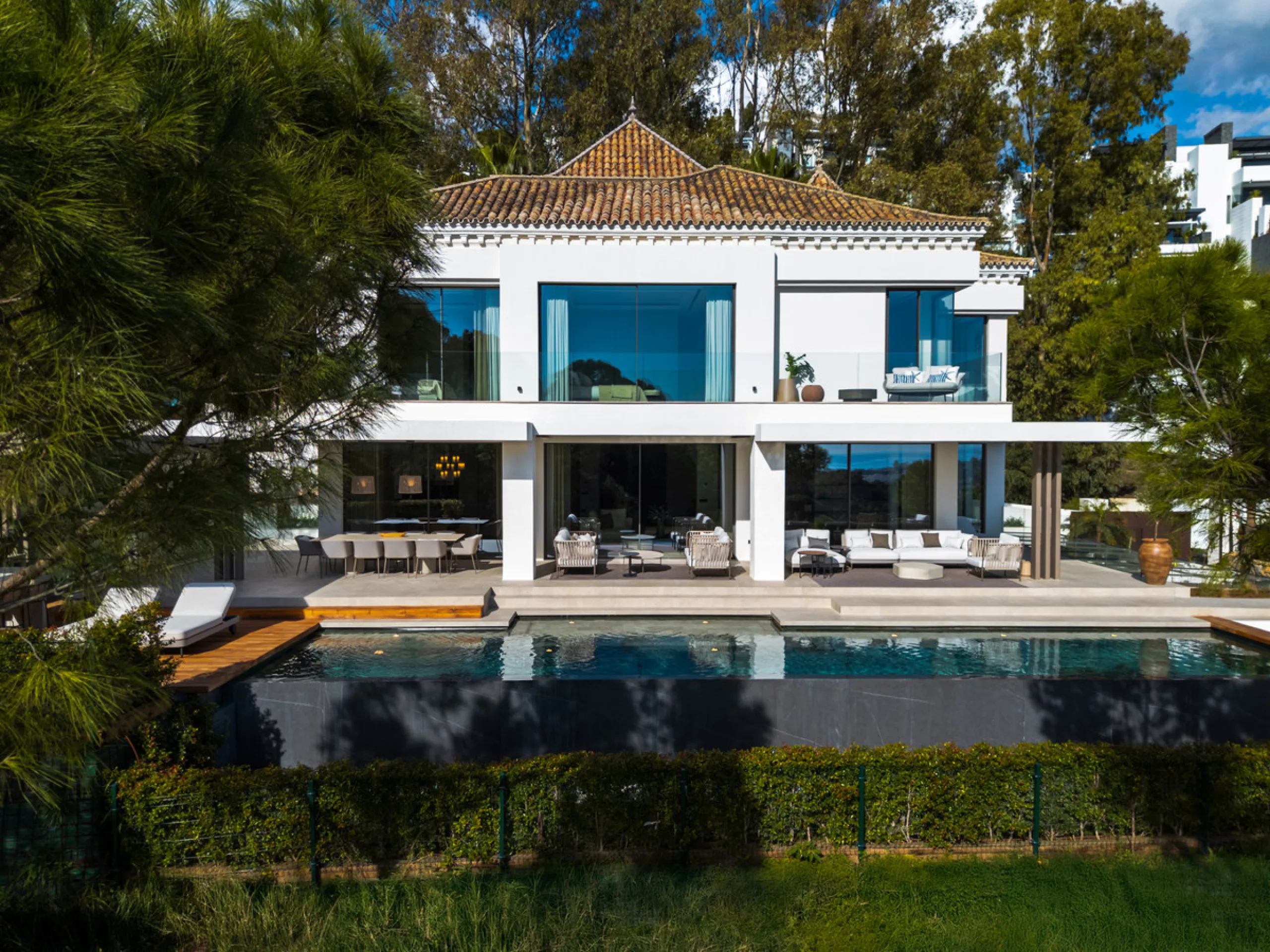 House - Detached Villa в продаже в Benahavís, Málaga. В доме 6 спален и 8 ванных комнат. Площадь дома 771 м². Площадь участка 1009 м²