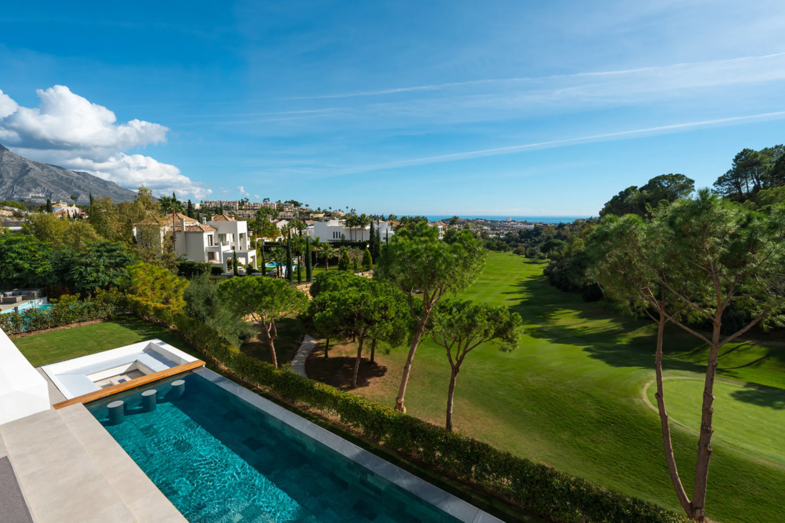 House - Detached Villa в продаже в Benahavís, Málaga. В доме 6 спален и 8 ванных комнат. Площадь дома 771 м². Площадь участка 1009 м²