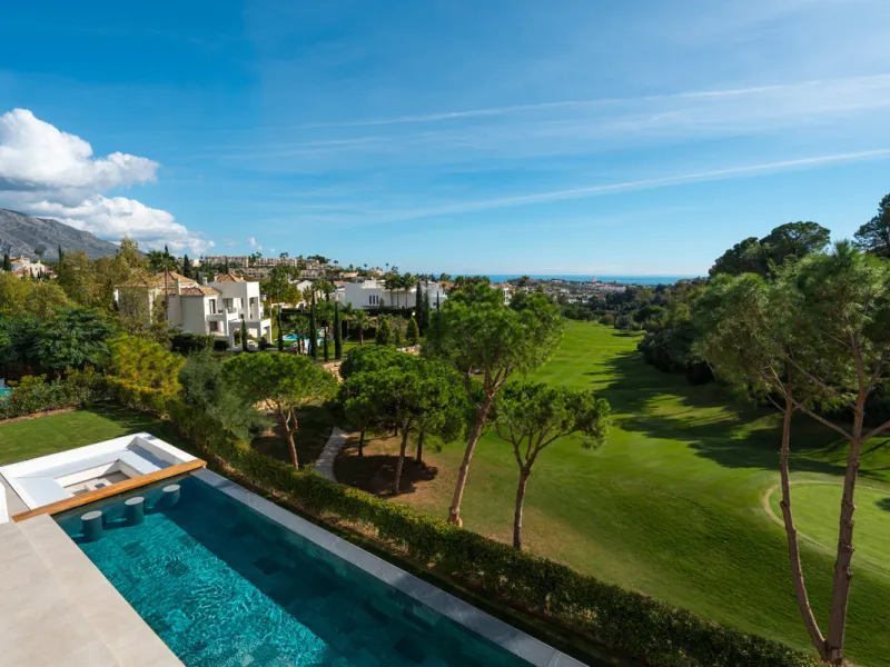 House - Detached Villa в продаже в Benahavís, Málaga. В доме 6 спален и 8 ванных комнат. Площадь дома 771 м². Площадь участка 1009 м²