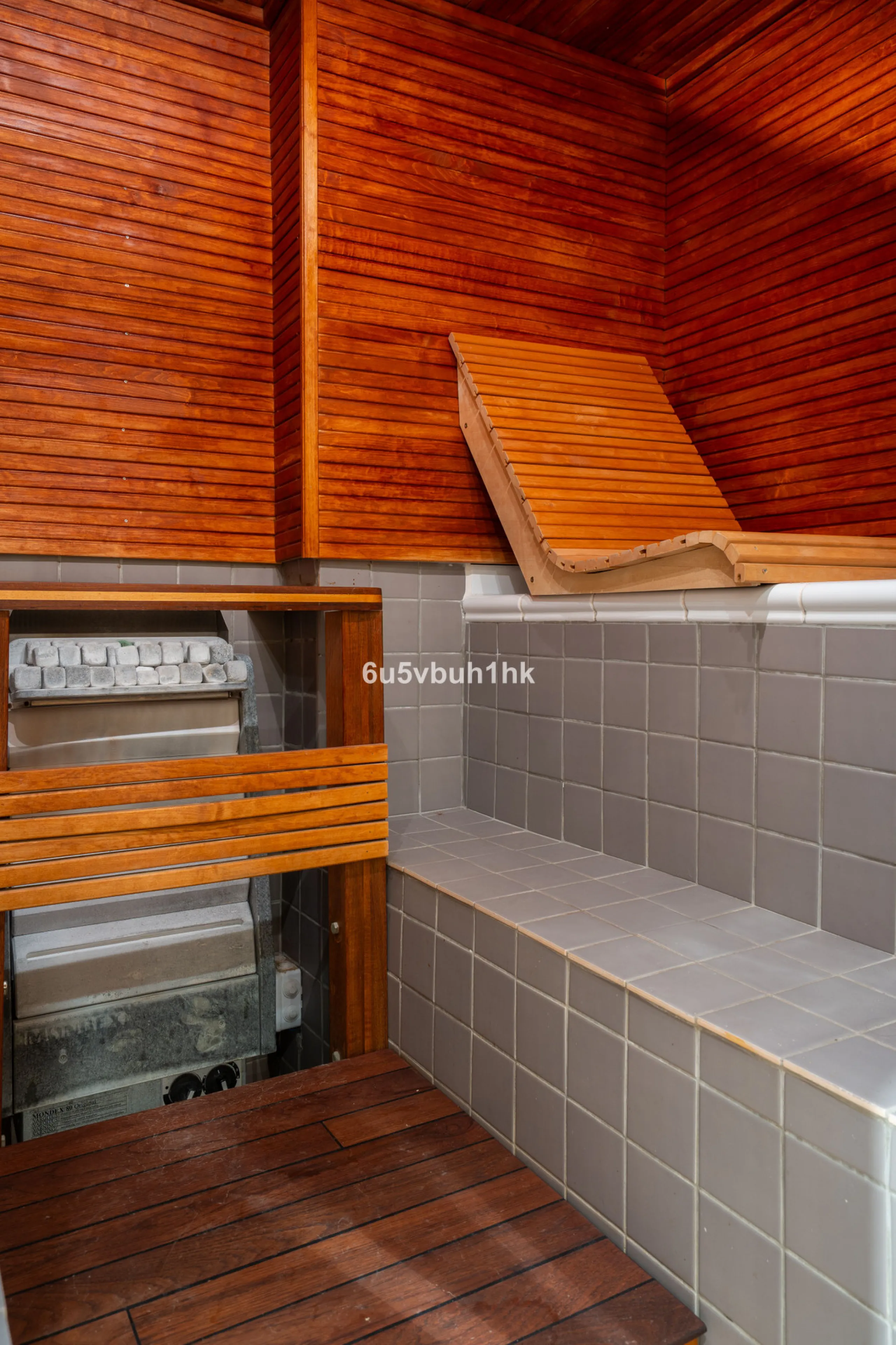 This entire house offers versatile possibilities for personal use, a holiday home, or as an investment opportunity.