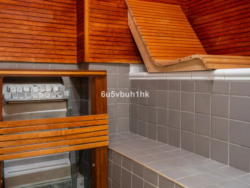 This entire house offers versatile possibilities for personal use, a holiday home, or as an investment opportunity.