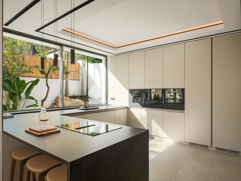 House - Detached Villa в продаже в Benahavís, Málaga. В доме 6 спален и 8 ванных комнат. Площадь дома 771 м². Площадь участка 1009 м²