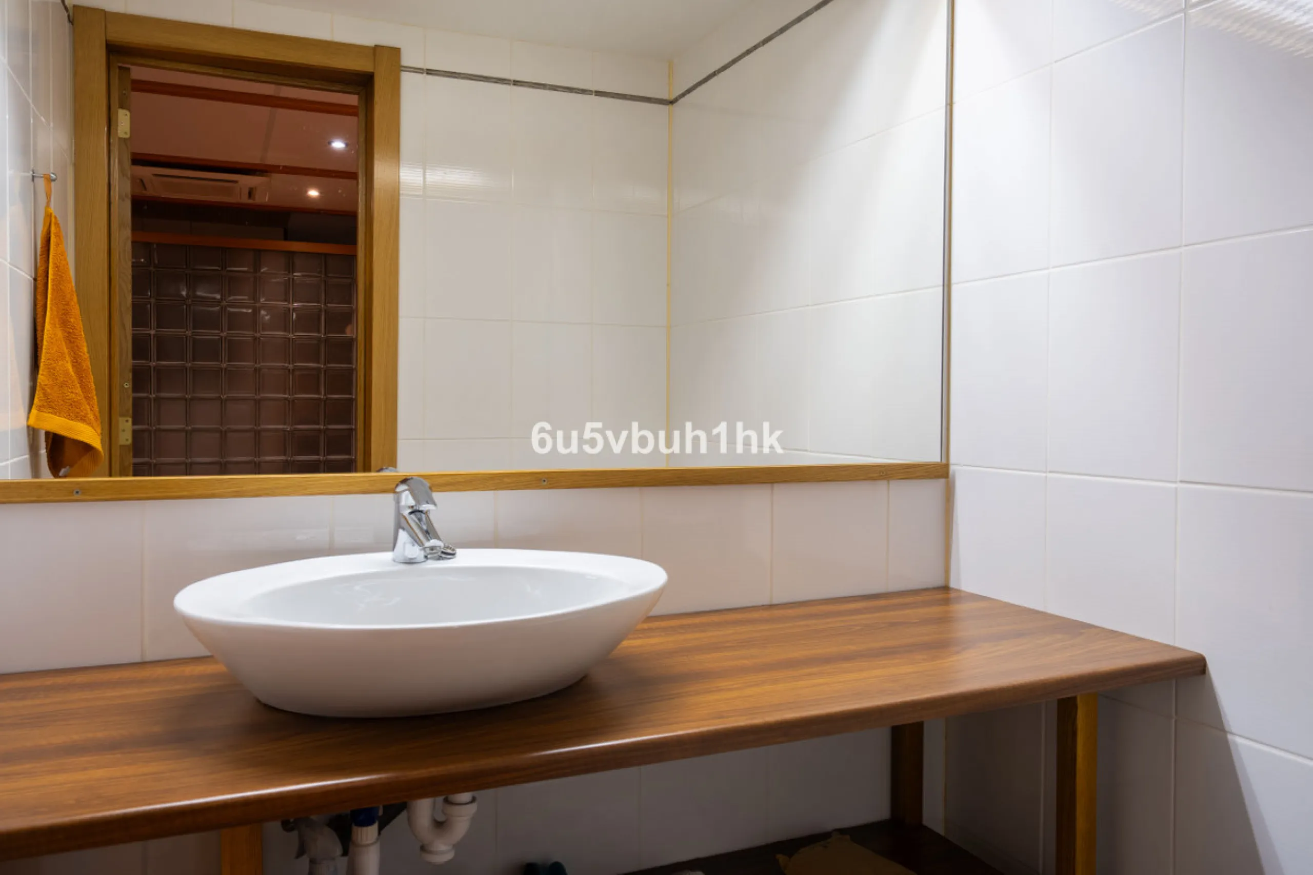 This entire house offers versatile possibilities for personal use, a holiday home, or as an investment opportunity.