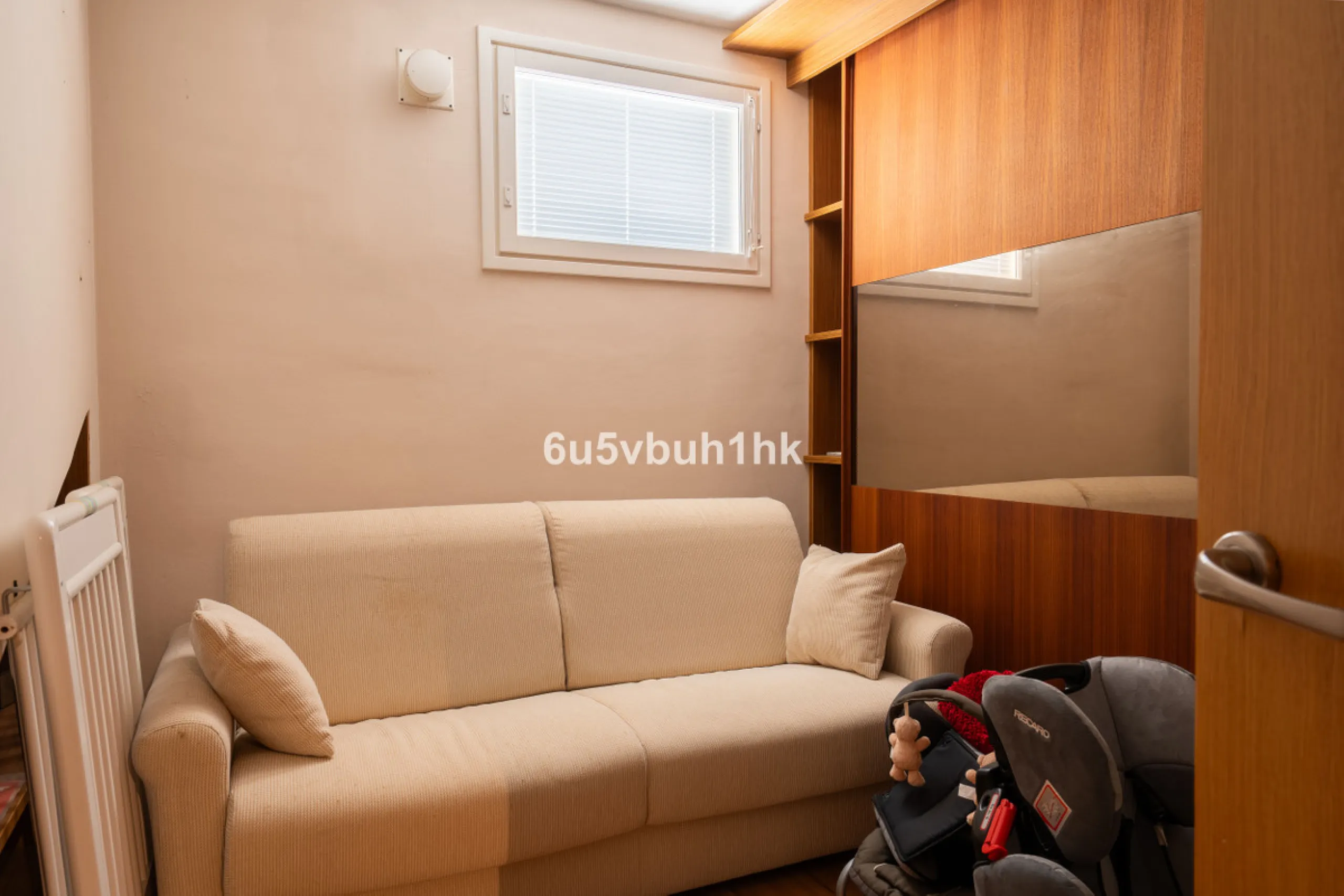 This entire house offers versatile possibilities for personal use, a holiday home, or as an investment opportunity.