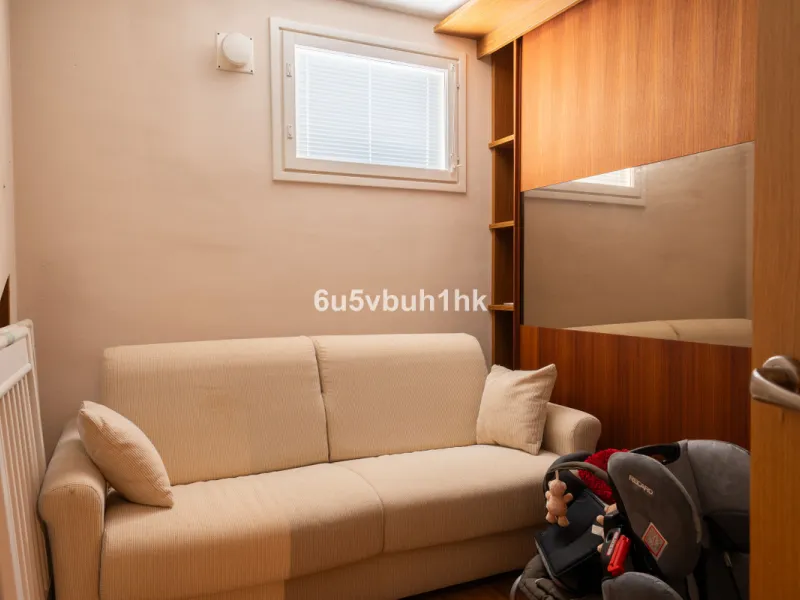 This entire house offers versatile possibilities for personal use, a holiday home, or as an investment opportunity.