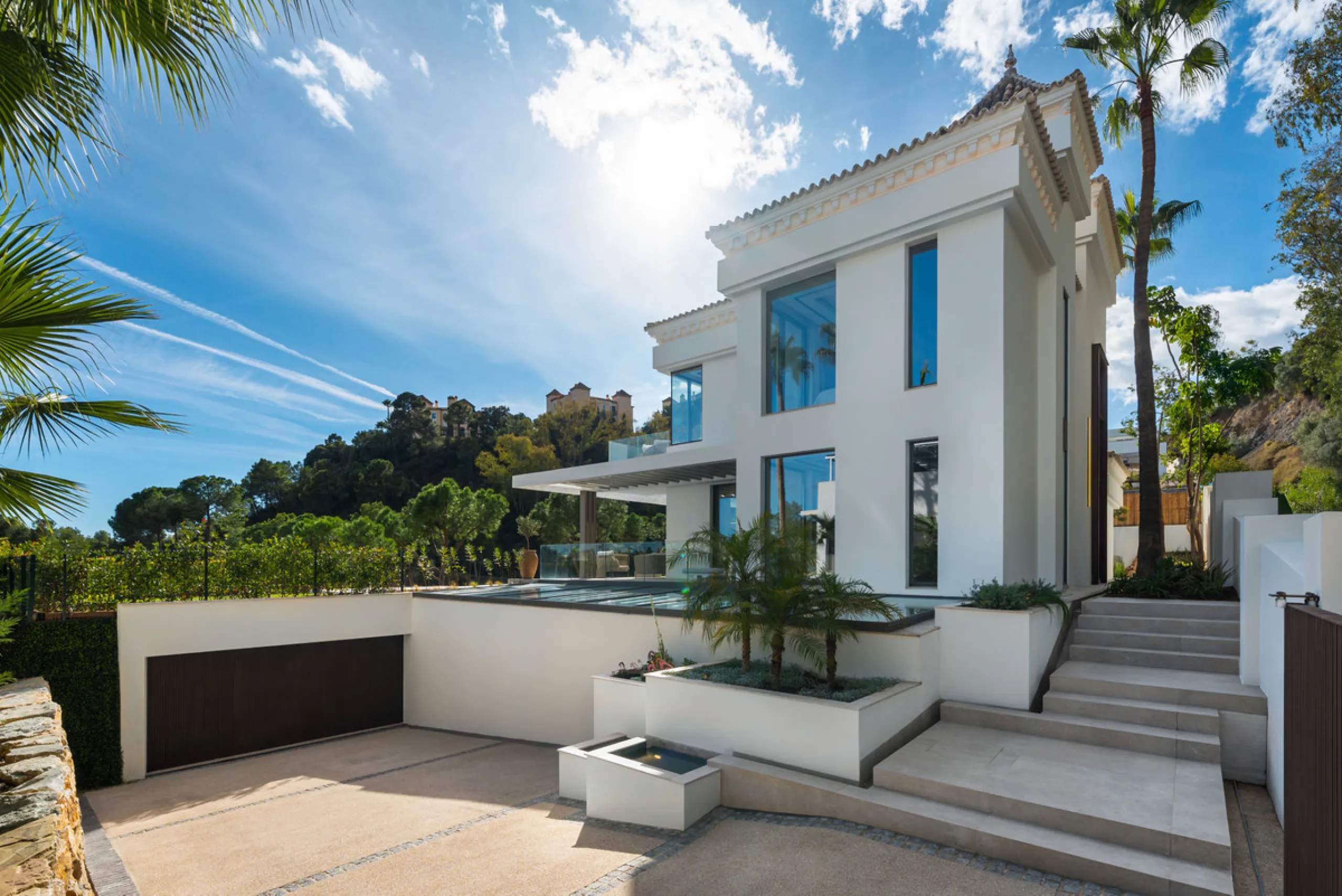 House - Detached Villa в продаже в Benahavís, Málaga. В доме 6 спален и 8 ванных комнат. Площадь дома 771 м². Площадь участка 1009 м²