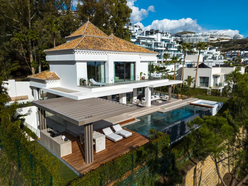 House - Detached Villa в продаже в Benahavís, Málaga. В доме 6 спален и 8 ванных комнат. Площадь дома 771 м². Площадь участка 1009 м²