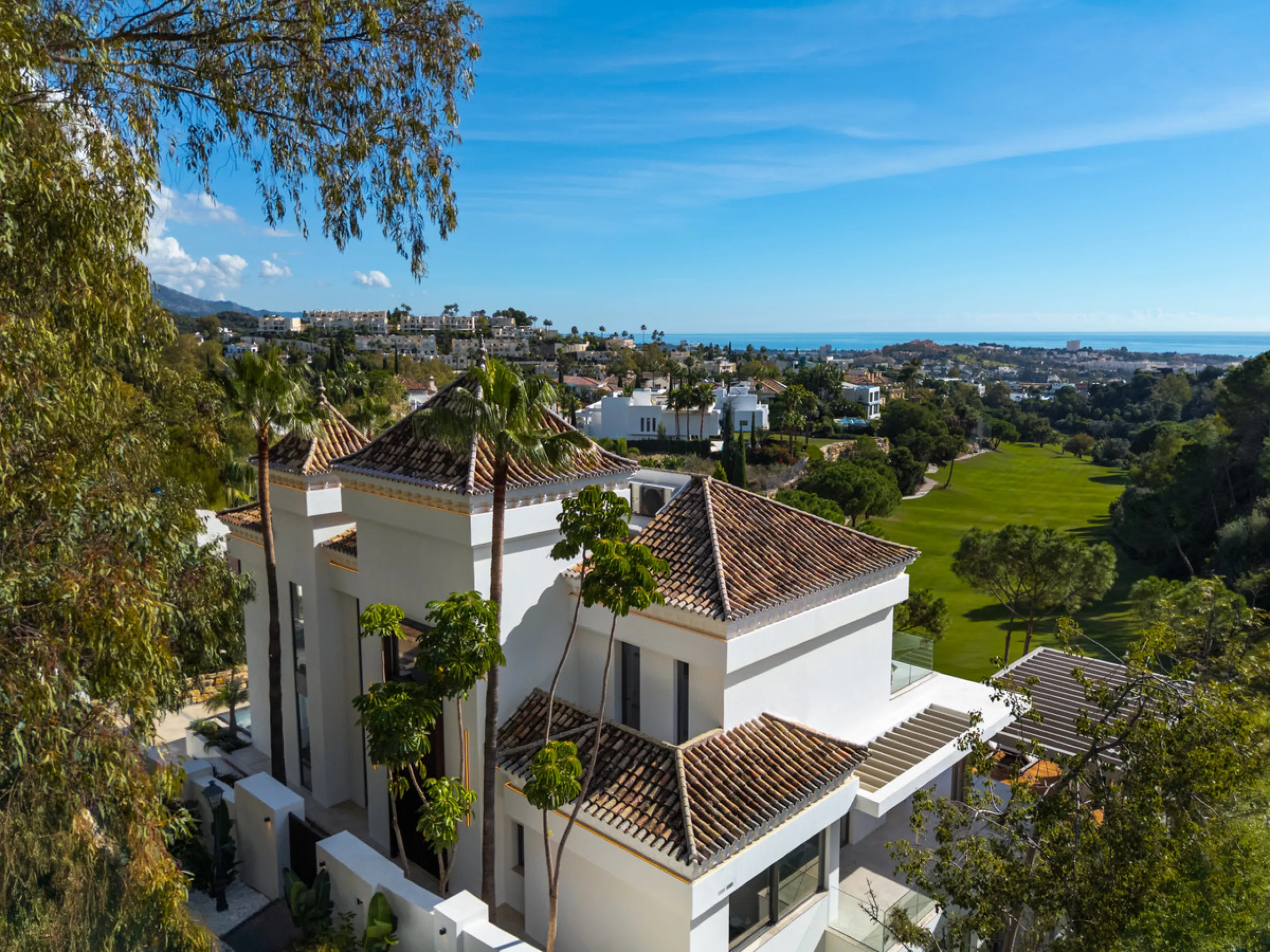 House - Detached Villa в продаже в Benahavís, Málaga. В доме 6 спален и 8 ванных комнат. Площадь дома 771 м². Площадь участка 1009 м²