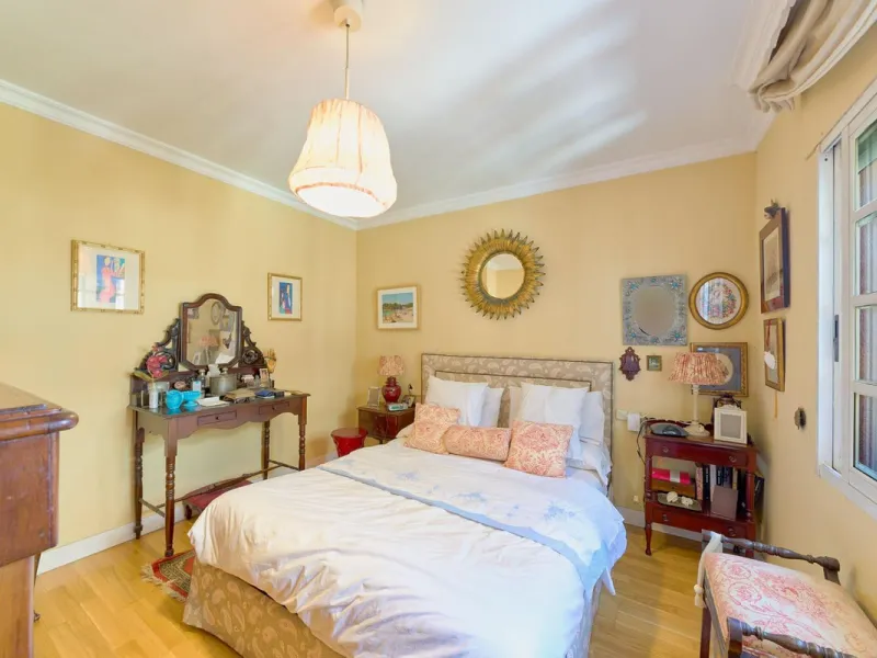This stunning 3-bedroom, 2-bathroom penthouse is perfectly positioned on the beachfront in one of Málaga's most exclusive and tranquil areas — Malagueta–Monte Sancha. Offering uninterrupted sea views, this residence captures the very essence of Mediterran