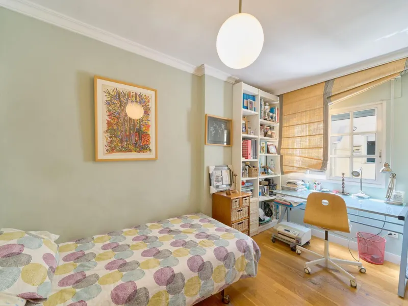 This stunning 3-bedroom, 2-bathroom penthouse is perfectly positioned on the beachfront in one of Málaga's most exclusive and tranquil areas — Malagueta–Monte Sancha. Offering uninterrupted sea views, this residence captures the very essence of Mediterran