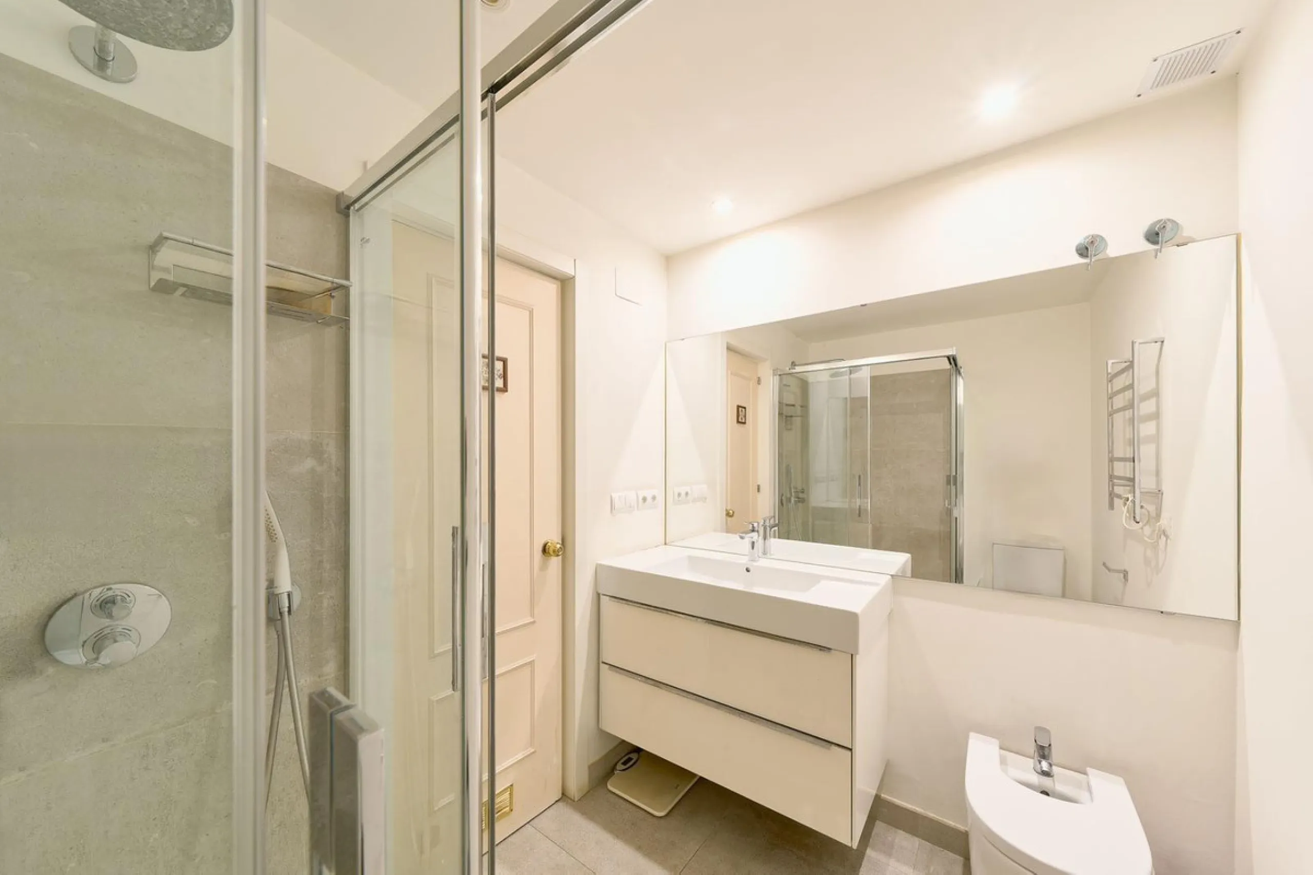 This stunning 3-bedroom, 2-bathroom penthouse is perfectly positioned on the beachfront in one of Málaga's most exclusive and tranquil areas — Malagueta–Monte Sancha. Offering uninterrupted sea views, this residence captures the very essence of Mediterran