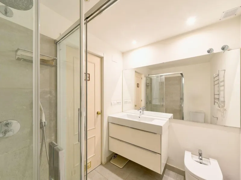 This stunning 3-bedroom, 2-bathroom penthouse is perfectly positioned on the beachfront in one of Málaga's most exclusive and tranquil areas — Malagueta–Monte Sancha. Offering uninterrupted sea views, this residence captures the very essence of Mediterran
