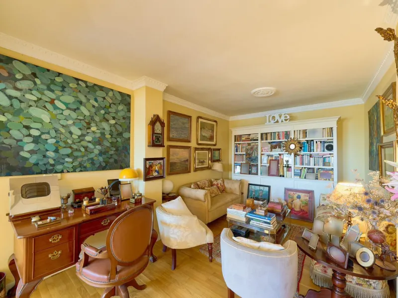 This stunning 3-bedroom, 2-bathroom penthouse is perfectly positioned on the beachfront in one of Málaga's most exclusive and tranquil areas — Malagueta–Monte Sancha. Offering uninterrupted sea views, this residence captures the very essence of Mediterran