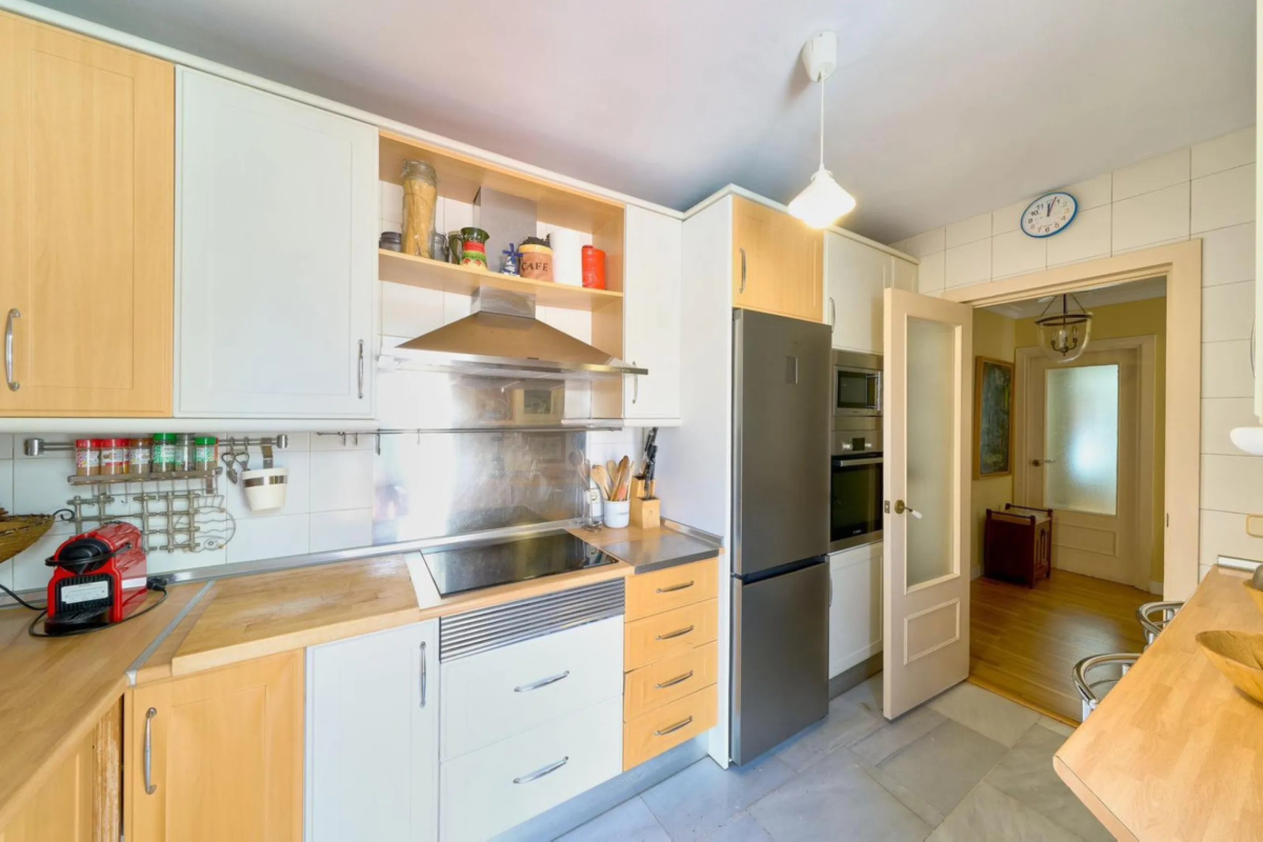 This stunning 3-bedroom, 2-bathroom penthouse is perfectly positioned on the beachfront in one of Málaga's most exclusive and tranquil areas — Malagueta–Monte Sancha. Offering uninterrupted sea views, this residence captures the very essence of Mediterran