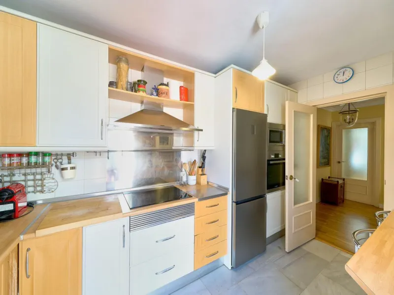 This stunning 3-bedroom, 2-bathroom penthouse is perfectly positioned on the beachfront in one of Málaga's most exclusive and tranquil areas — Malagueta–Monte Sancha. Offering uninterrupted sea views, this residence captures the very essence of Mediterran