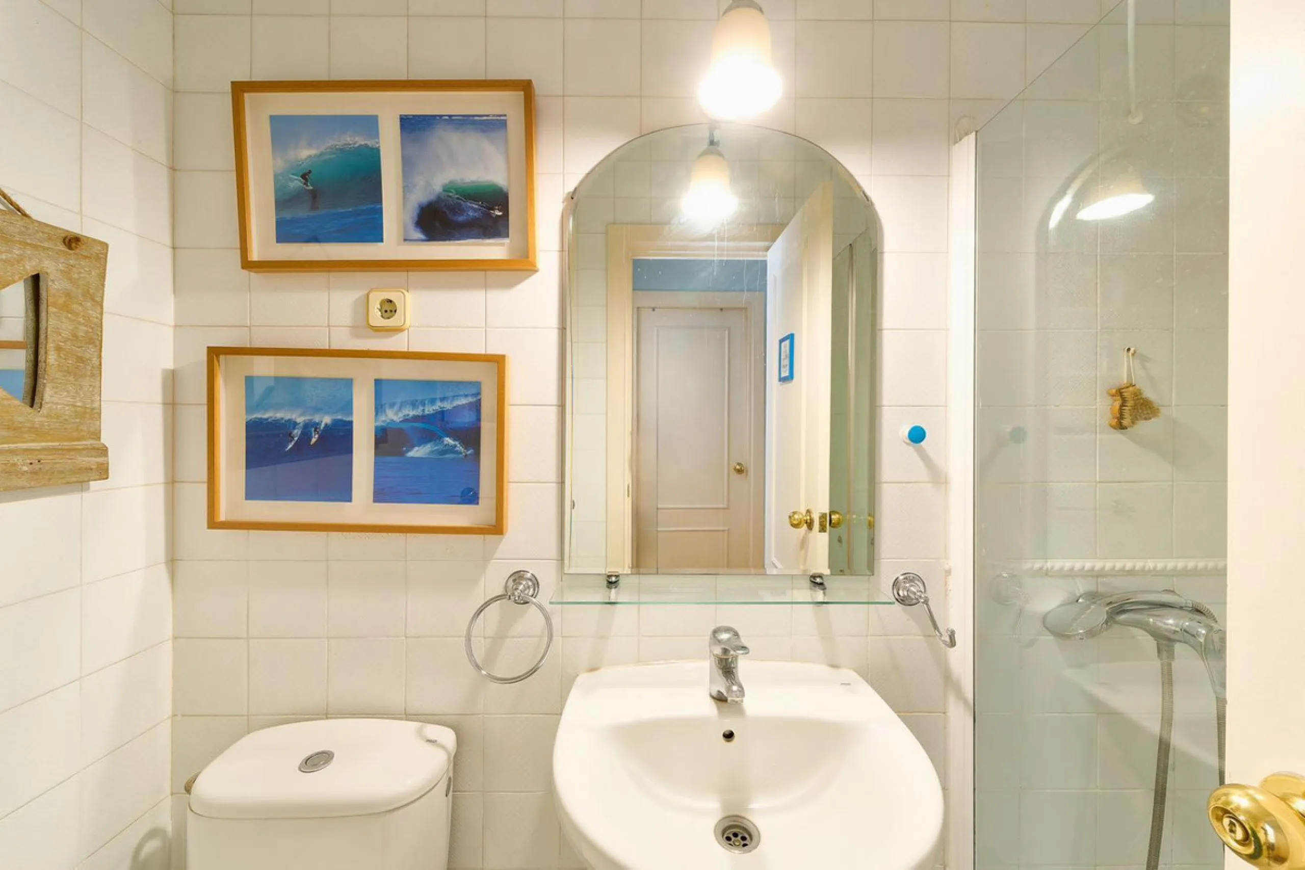 This stunning 3-bedroom, 2-bathroom penthouse is perfectly positioned on the beachfront in one of Málaga's most exclusive and tranquil areas — Malagueta–Monte Sancha. Offering uninterrupted sea views, this residence captures the very essence of Mediterran