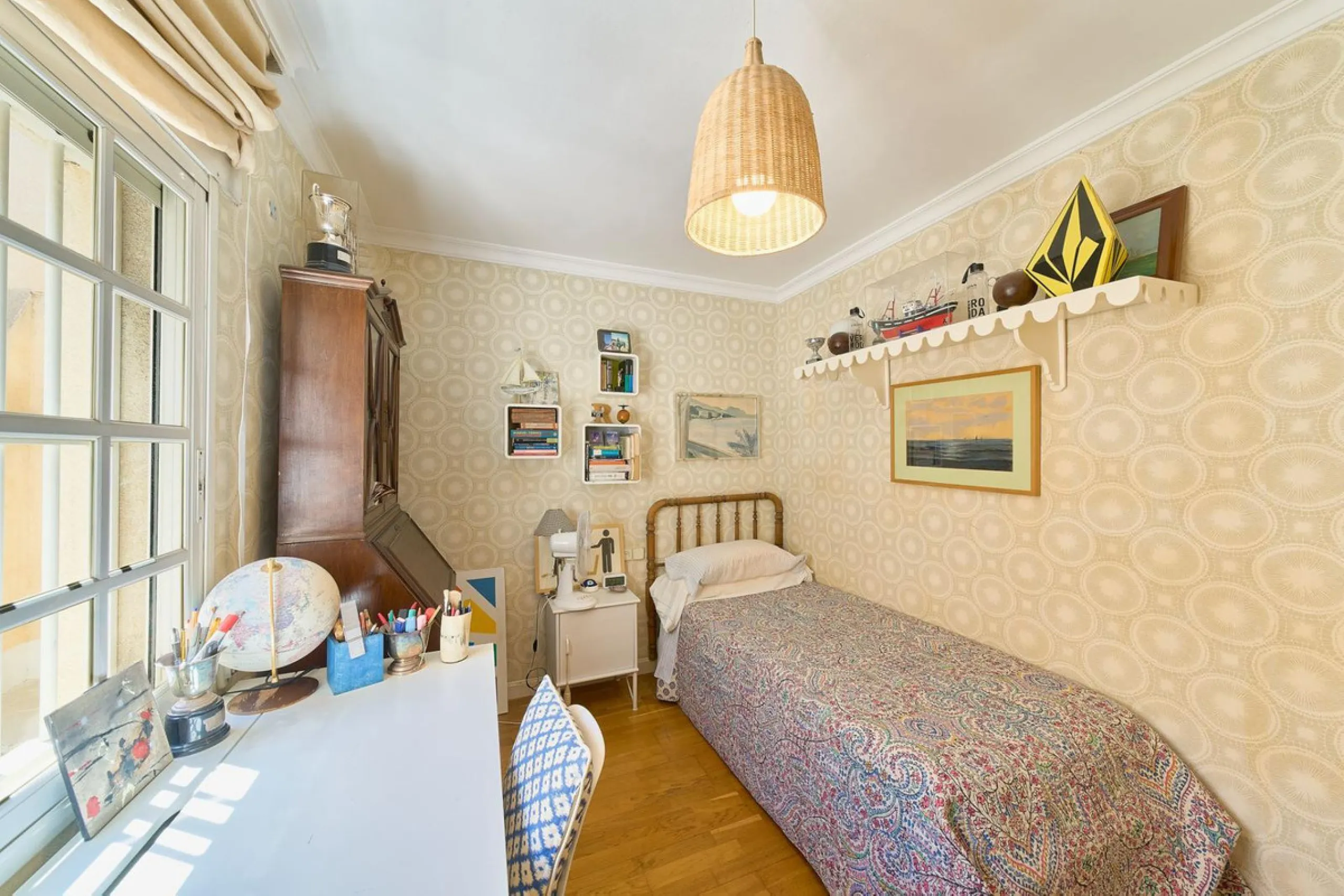 This stunning 3-bedroom, 2-bathroom penthouse is perfectly positioned on the beachfront in one of Málaga's most exclusive and tranquil areas — Malagueta–Monte Sancha. Offering uninterrupted sea views, this residence captures the very essence of Mediterran