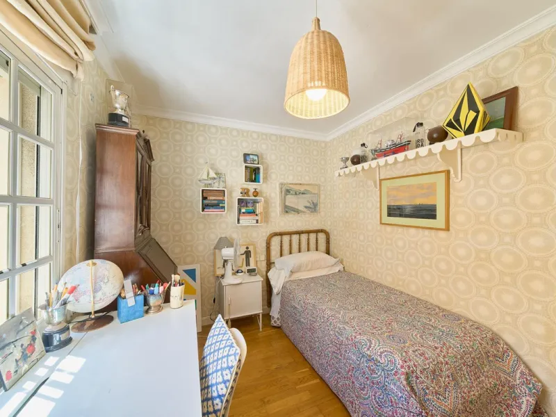 This stunning 3-bedroom, 2-bathroom penthouse is perfectly positioned on the beachfront in one of Málaga's most exclusive and tranquil areas — Malagueta–Monte Sancha. Offering uninterrupted sea views, this residence captures the very essence of Mediterran