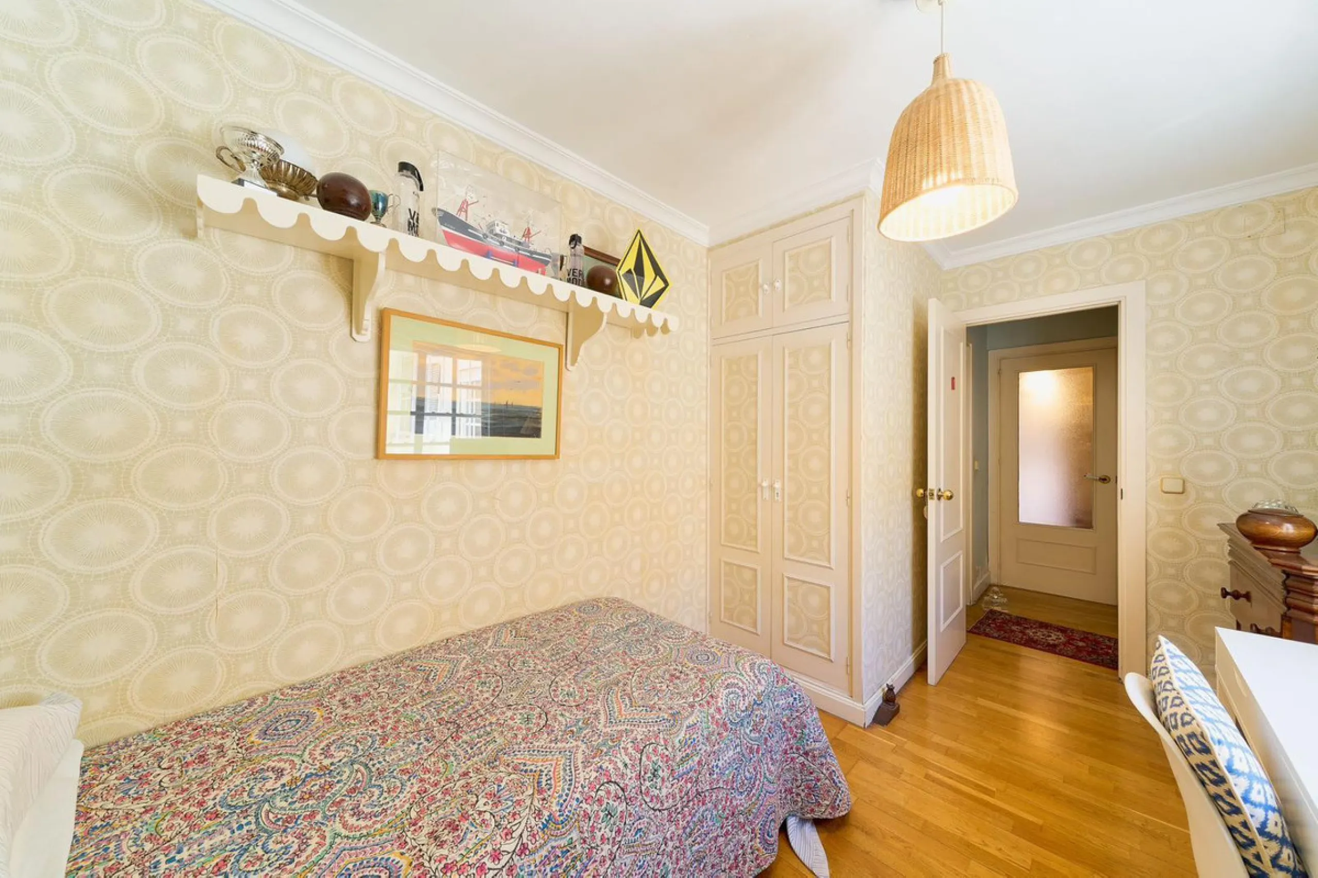 This stunning 3-bedroom, 2-bathroom penthouse is perfectly positioned on the beachfront in one of Málaga's most exclusive and tranquil areas — Malagueta–Monte Sancha. Offering uninterrupted sea views, this residence captures the very essence of Mediterran