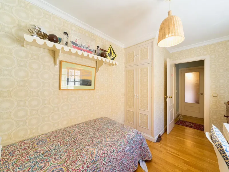 This stunning 3-bedroom, 2-bathroom penthouse is perfectly positioned on the beachfront in one of Málaga's most exclusive and tranquil areas — Malagueta–Monte Sancha. Offering uninterrupted sea views, this residence captures the very essence of Mediterran