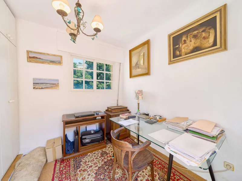 This stunning 3-bedroom, 2-bathroom penthouse is perfectly positioned on the beachfront in one of Málaga's most exclusive and tranquil areas — Malagueta–Monte Sancha. Offering uninterrupted sea views, this residence captures the very essence of Mediterran