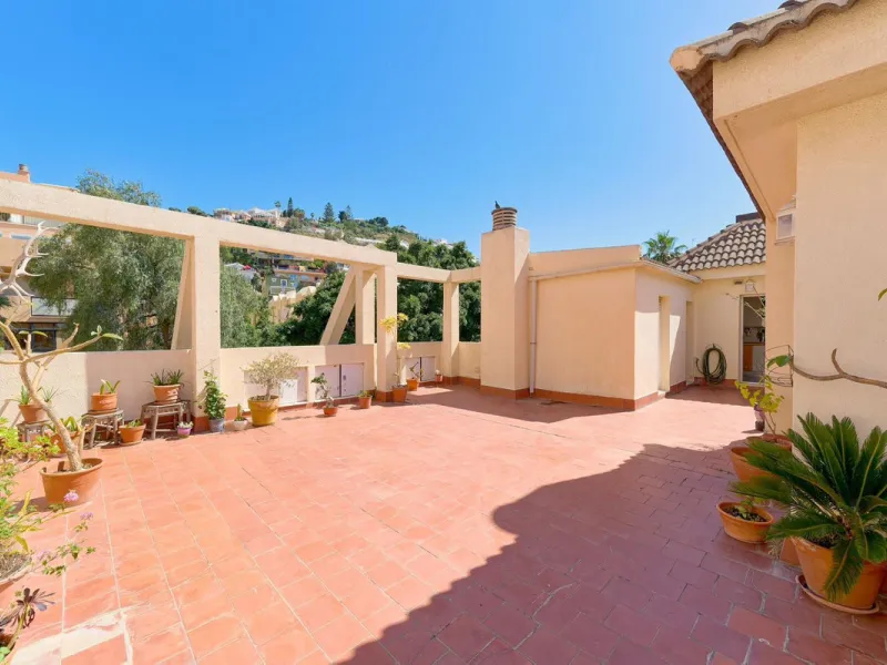 This stunning 3-bedroom, 2-bathroom penthouse is perfectly positioned on the beachfront in one of Málaga's most exclusive and tranquil areas — Malagueta–Monte Sancha. Offering uninterrupted sea views, this residence captures the very essence of Mediterran