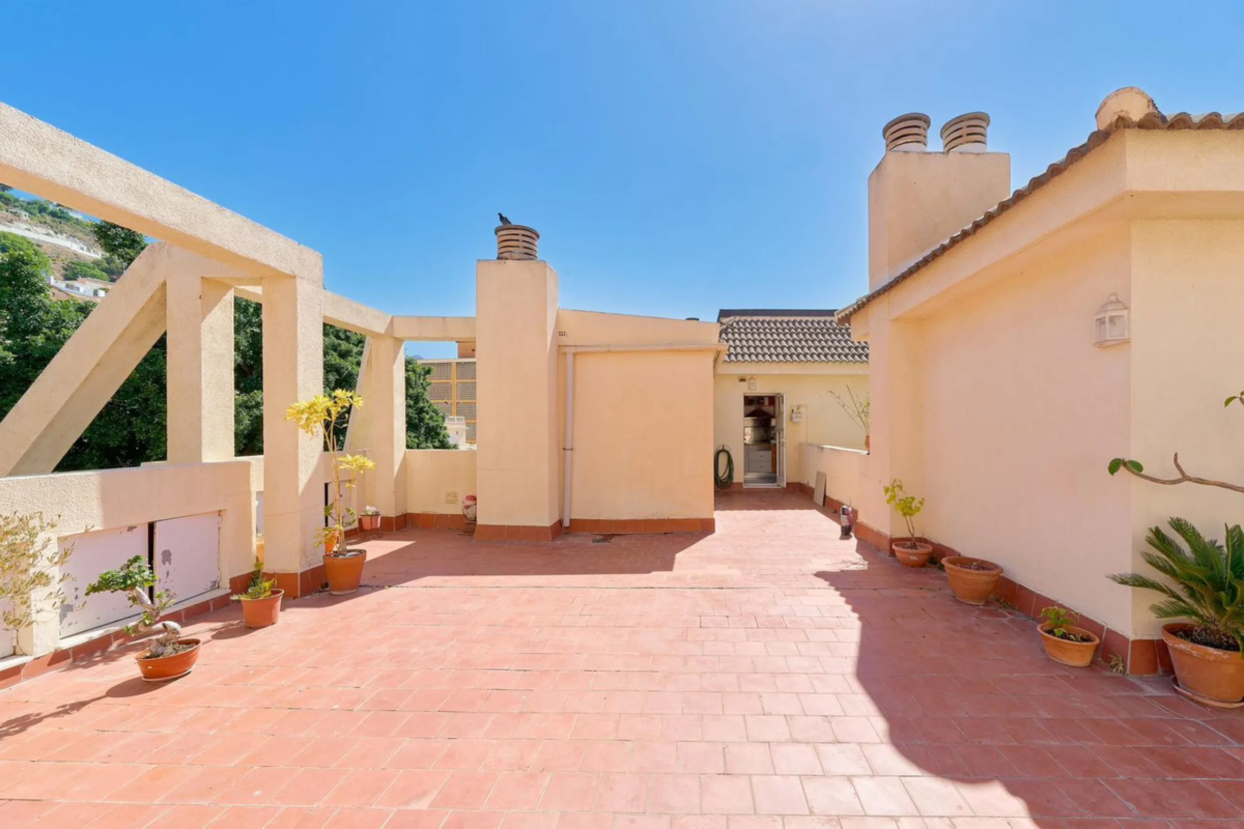 This stunning 3-bedroom, 2-bathroom penthouse is perfectly positioned on the beachfront in one of Málaga's most exclusive and tranquil areas — Malagueta–Monte Sancha. Offering uninterrupted sea views, this residence captures the very essence of Mediterran