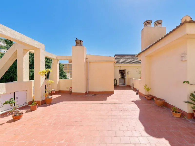 This stunning 3-bedroom, 2-bathroom penthouse is perfectly positioned on the beachfront in one of Málaga's most exclusive and tranquil areas — Malagueta–Monte Sancha. Offering uninterrupted sea views, this residence captures the very essence of Mediterran