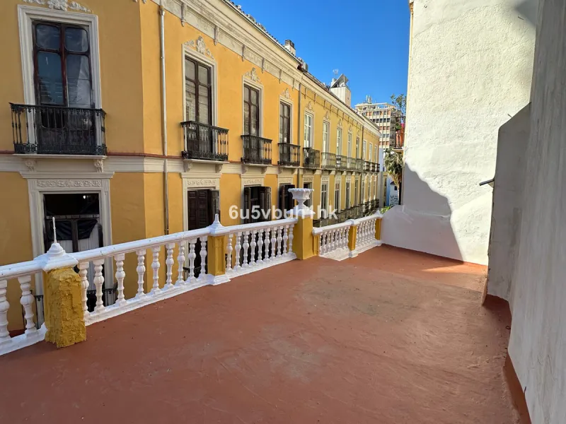 Located on one of the most picturesque streets in Málaga's historic centre, Calle San Juan, this characterful building offers a rare combination of immediate income and exceptional development potential. With its rooftop overlooking the magnificent tower 