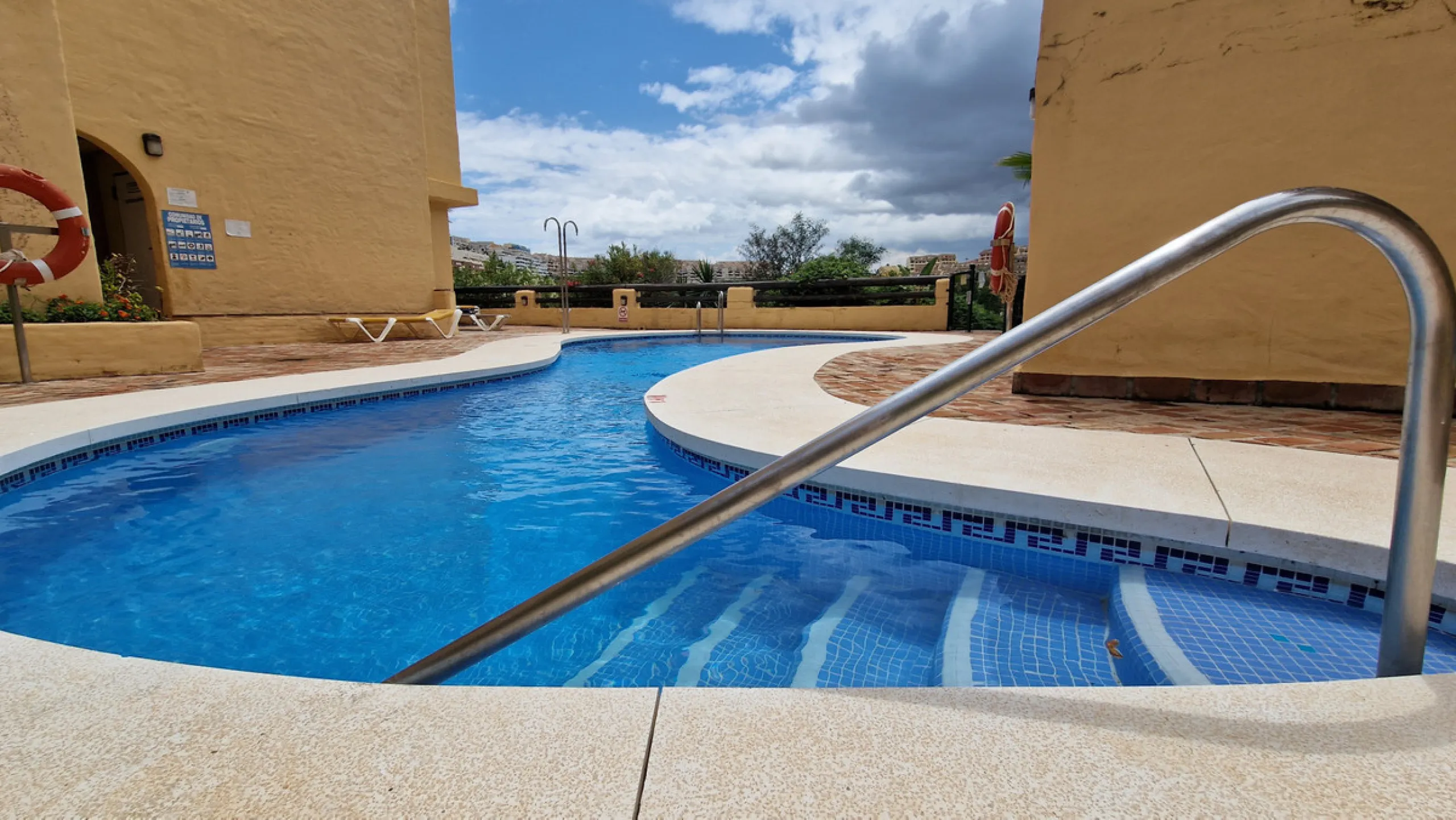 Apartment - Ground Floor Apartment в продаже в Manilva, Málaga. В доме 3 спален и 2 ванных комнат. Площадь дома 107 м²
