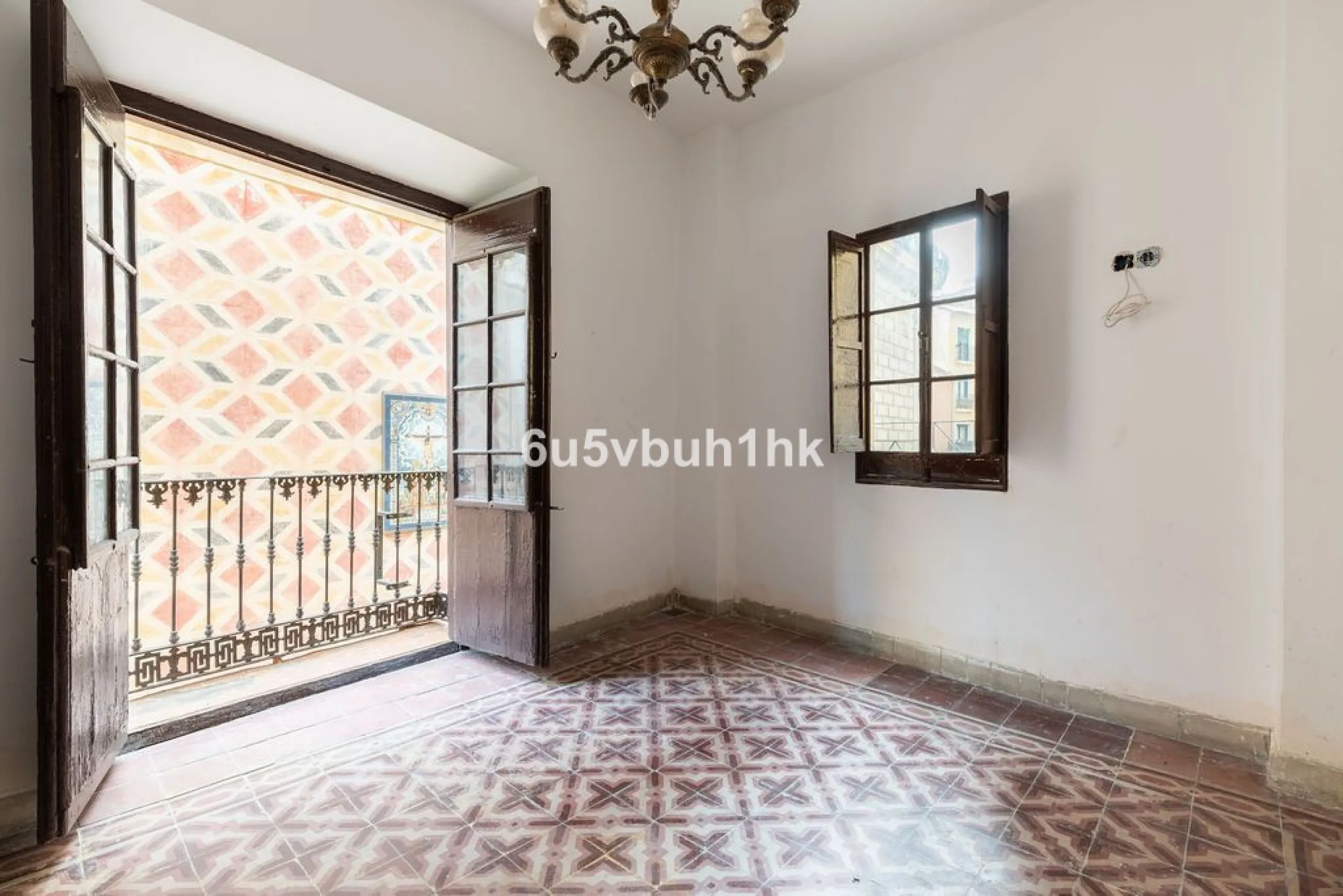 Located on one of the most picturesque streets in Málaga's historic centre, Calle San Juan, this characterful building offers a rare combination of immediate income and exceptional development potential. With its rooftop overlooking the magnificent tower 