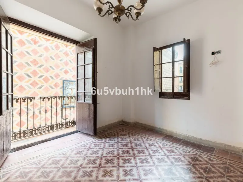 Located on one of the most picturesque streets in Málaga's historic centre, Calle San Juan, this characterful building offers a rare combination of immediate income and exceptional development potential. With its rooftop overlooking the magnificent tower 