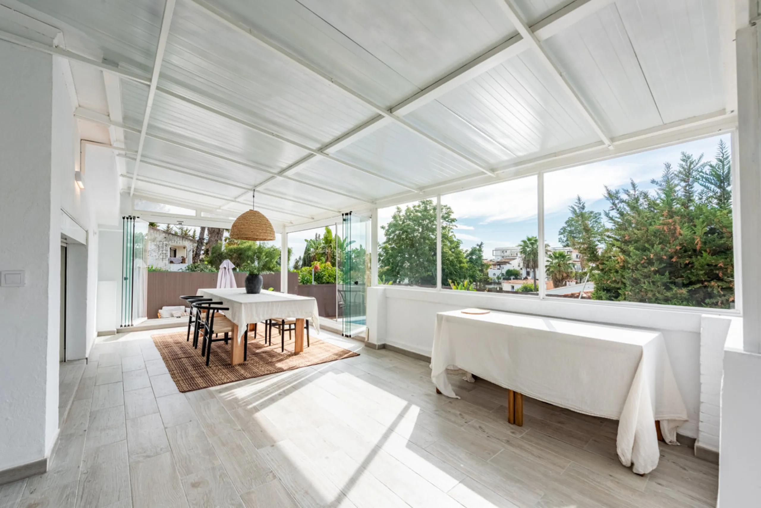 Discover this charming and spacious villa nestled in the highly sought-after and peaceful area of Nueva Andalucía, just minutes from Puerto Banús and the area's finest golf courses.